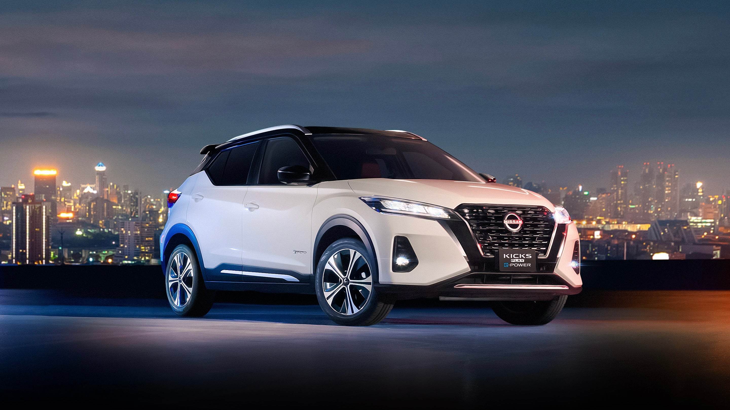 2026 Nissan Kicks Play E-Power Exclusive in Azul, Plata, Gris Oxford, Negro, Rojo Metalico, Blanco Satinado — front three-quarter view