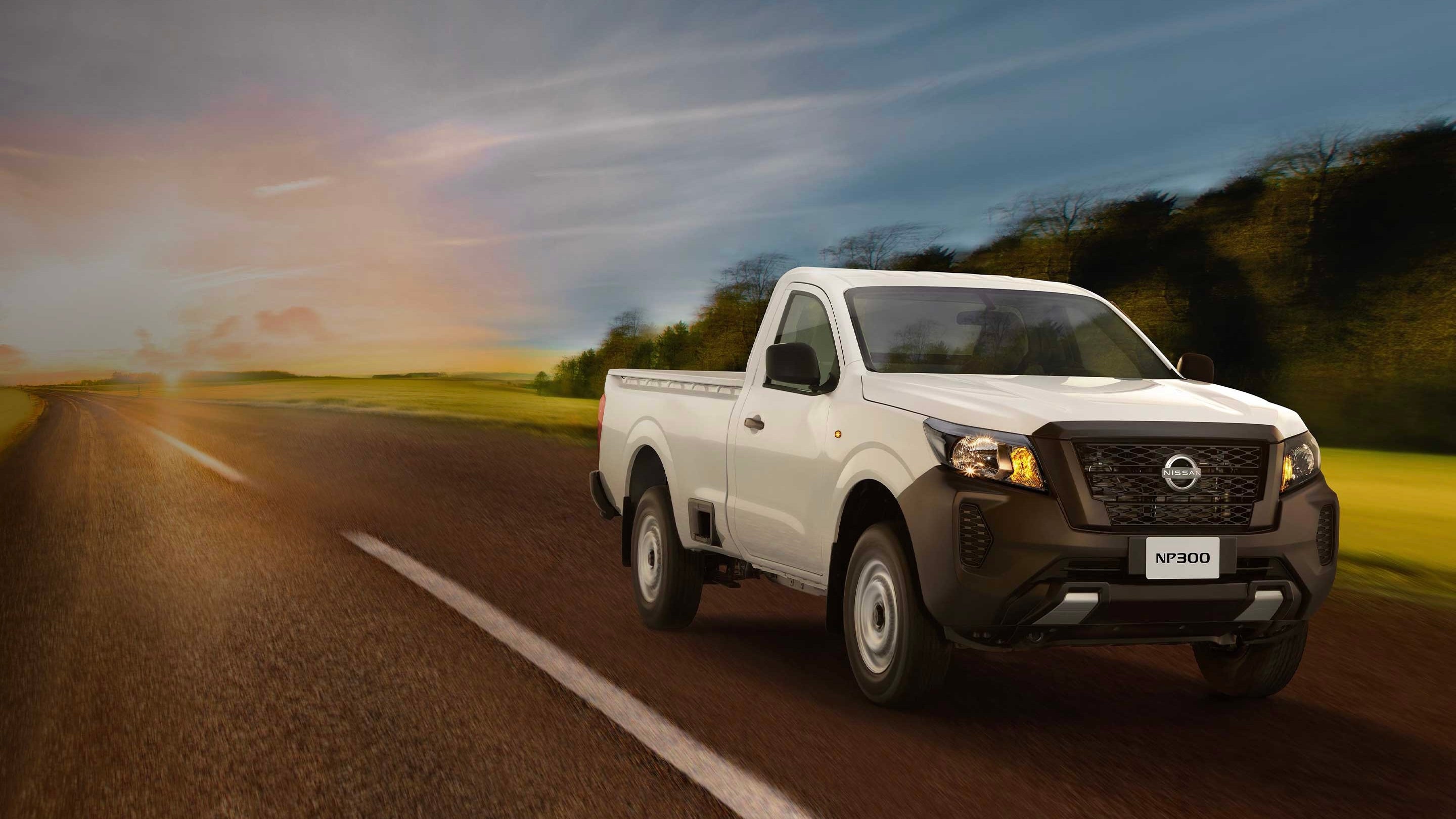 2026 Nissan NP300 Pick Up TM AC in Rojo, Plata, Blanco — front three-quarter view