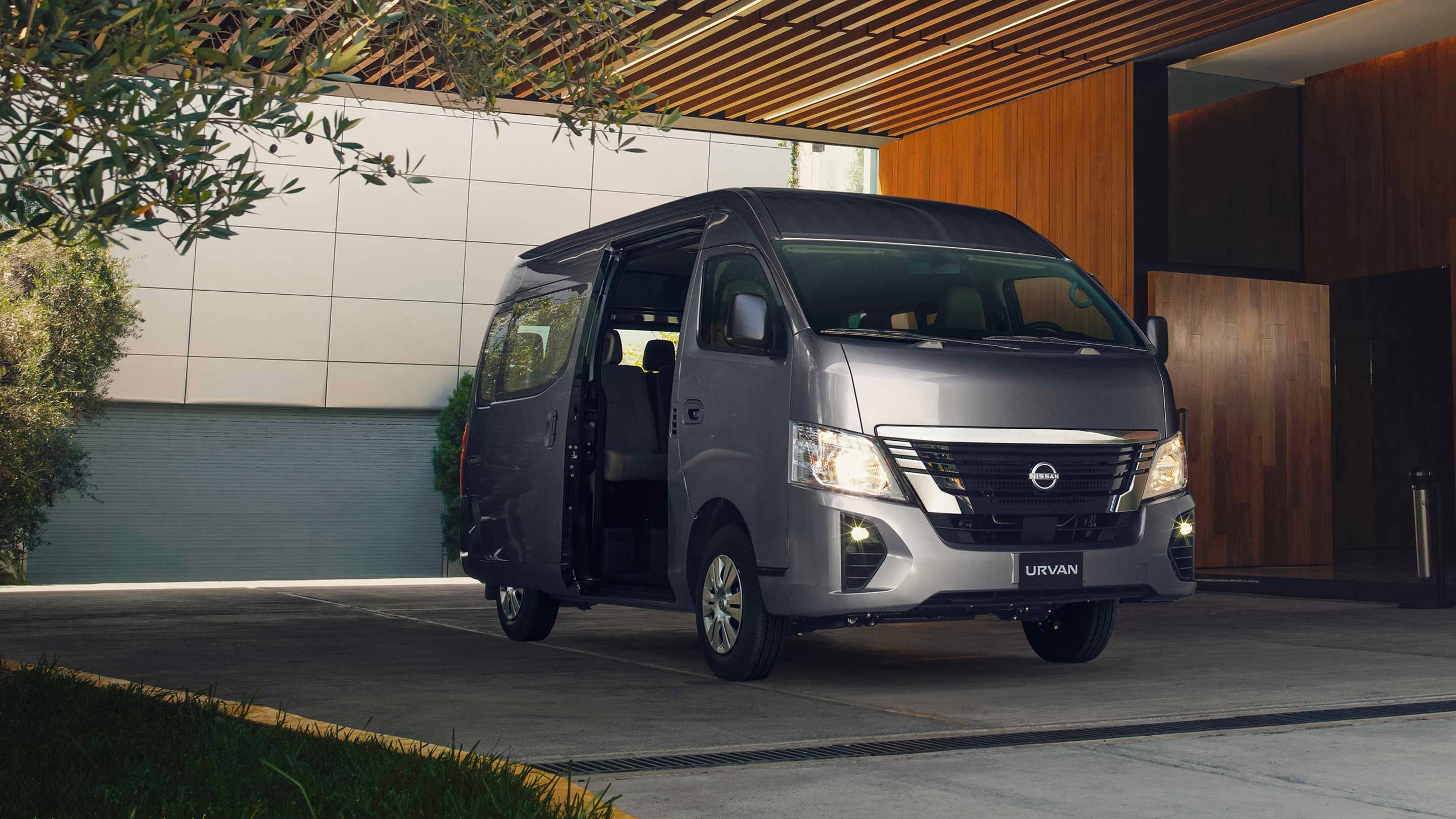 2026 Nissan Urvan Panel ventanas amplia in Gris Oxford, Plata, Blanco — front three-quarter view