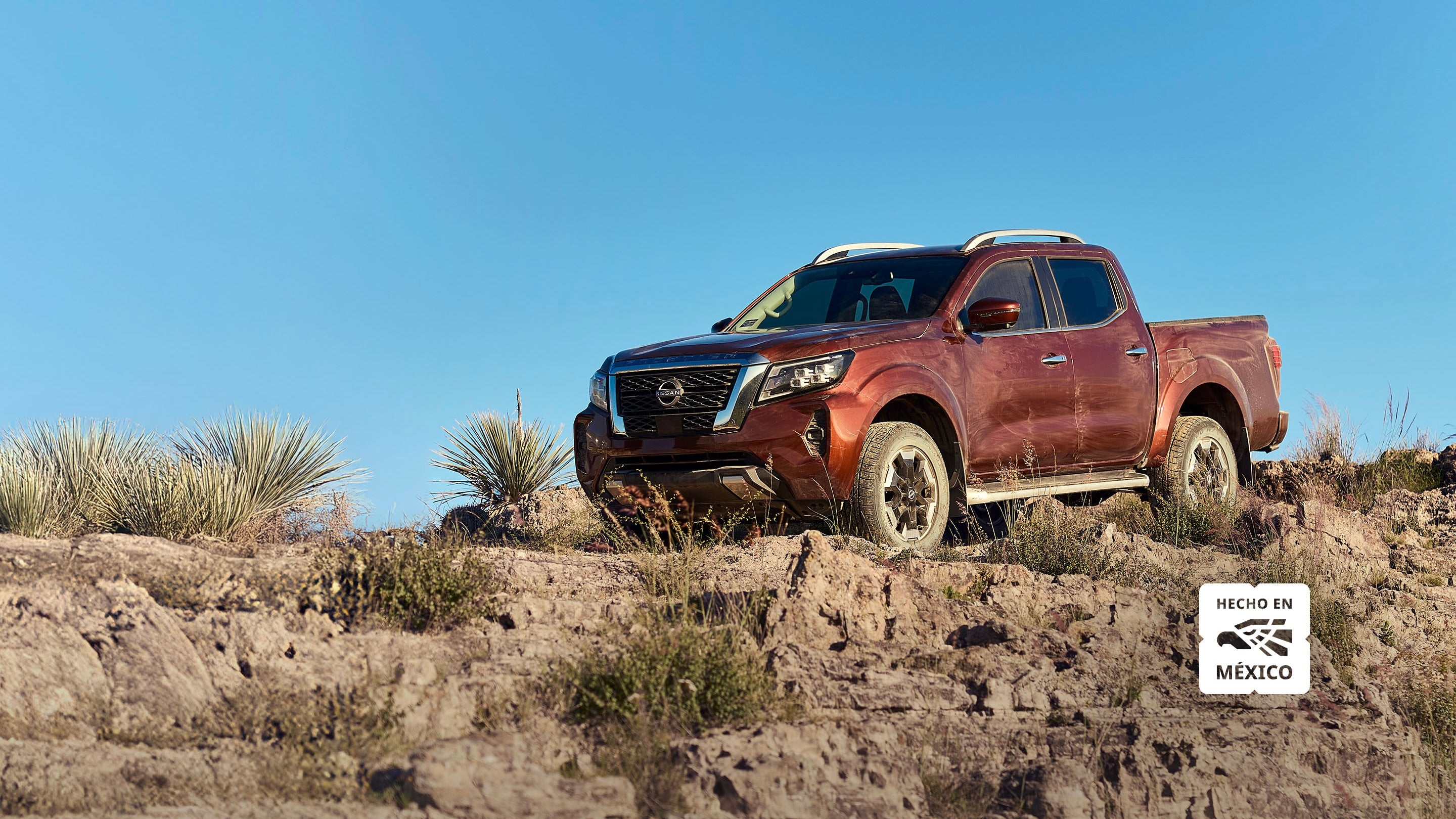 2026 Nissan Frontier SE TM in Rojo, Plata, Gris Oxford, Gris Volcánico, Negro, Blanco — front three-quarter view